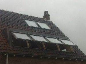 Baskapel met open ramen op dak